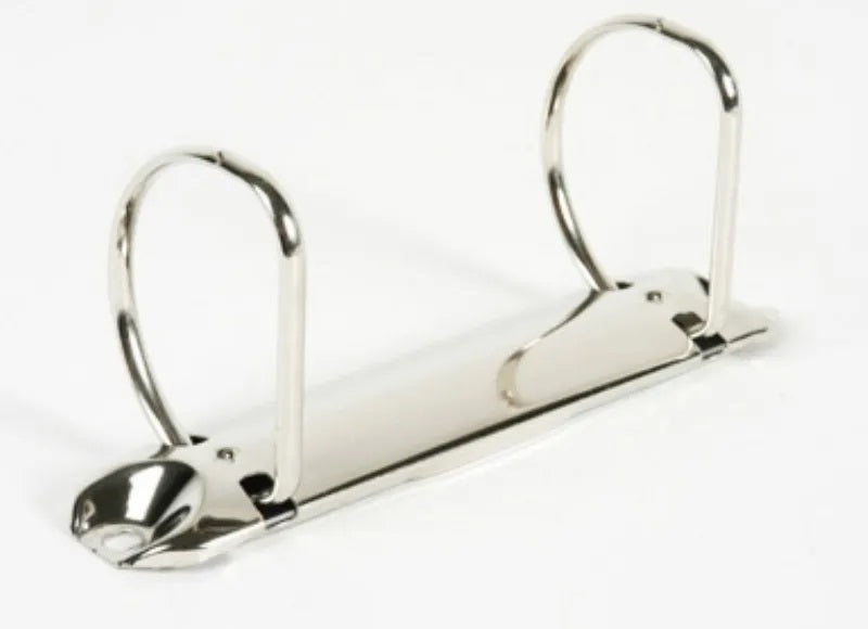 Herrajes tamaño especial de 123 mm de largo, sin palancas de apertura, en acabado níquel, con dos argollas en 'D' recto de 2 pulgadas y base de 26 mm, capacidad para 520 hojas. Herrajes tamaño especial de 123 mm de largo, sin palancas de apertura, en acabado níquel, con dos argollas en 'D' recto de 2 pulgadas y base de 26 mm, capacidad para 520 hojas.